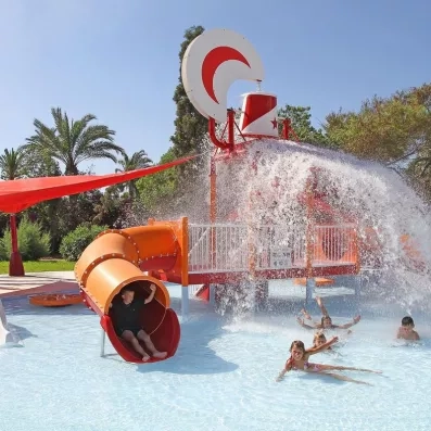 Aire de jeux aquatique avec seau d'eau géant pour enfants au club vacances Sahara Beach Monastir.