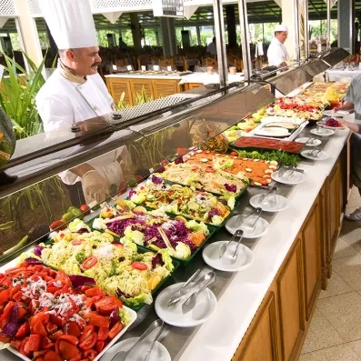 Large choix de salades fraîches et entrées colorées au buffet gourmand de l'hôtel Sahara Beach.