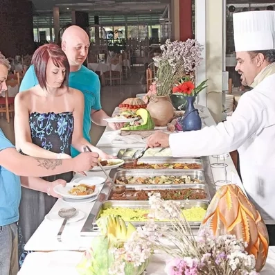 Service de plats chauds et spécialités locales lors d'un séjour tout compris au Sahara Beach.