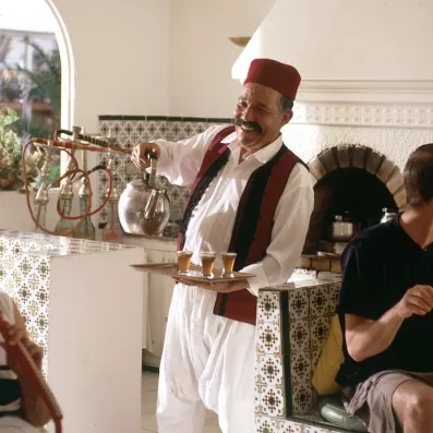Dégustation de thé traditionnel tunisien dans l'ambiance authentique du café maure au Sahara Beach.