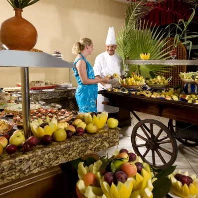 Buffet de fruits frais et desserts richement décorés pour les clients du Sahara Beach Monastir.