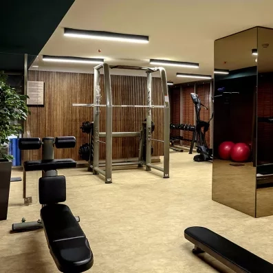 salle de fitness avec machines et équipements de musculations