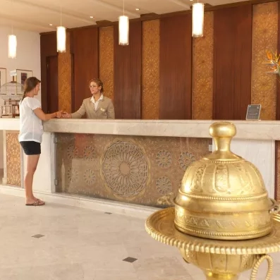 2 femmes à la réception de l'hôtel