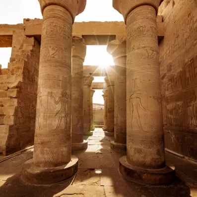 Colonnes sculptées du temple de Kom Ombo sous les rayons du soleil, monument antique, tourisme Louxor.