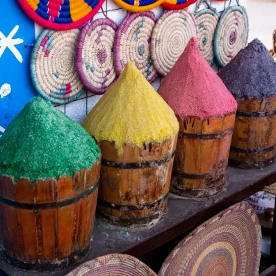 Pyramides de pigments colorés et paniers tressés, artisanat local et culture égyptienne, souvenir de voyage.