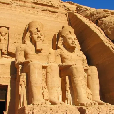Statues colossales de Ramsès II gravées dans la roche, temple d'Abou Simbel, merveille du patrimoine égyptien.