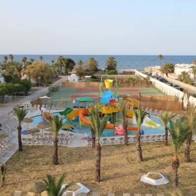 Parc aquatique pour enfants avec toboggans et jeux d'eau face à la mer au Mondi Club Shems Monastir.