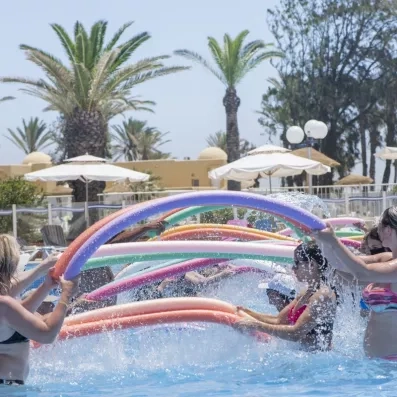 Séance d'aquagym dynamique avec frites en mousse dans la piscine du Mondi Club Shems Monastir.