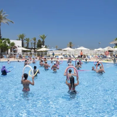 Cours collectif de fitness aquatique dans la grande piscine extérieure du Mondi Club Shems à Monastir.