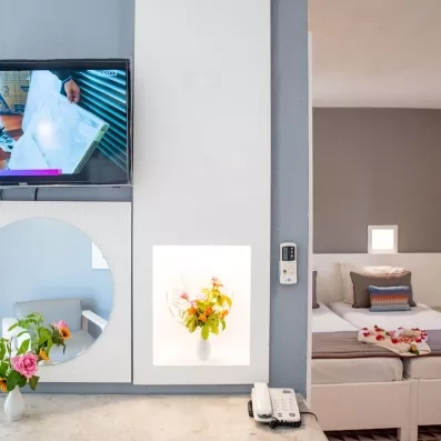 Aménagement intérieur avec télévision, miroir et touches décoratives raffinées au Mondi Club Shems à Monastir.