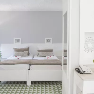 Chambre d'hôtel élégante avec coin bureau et détails architecturaux typiques du Mondi Club Shems à Monastir.