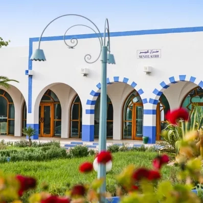 Architecture traditionnelle blanche et bleue des bâtiments Menzel Kebir au Mondi Club Shems à Monastir.