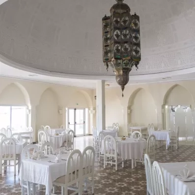Salle de restaurant élégante avec lustre oriental et architecture traditionnelle au Mondi Club Shems Monastir.