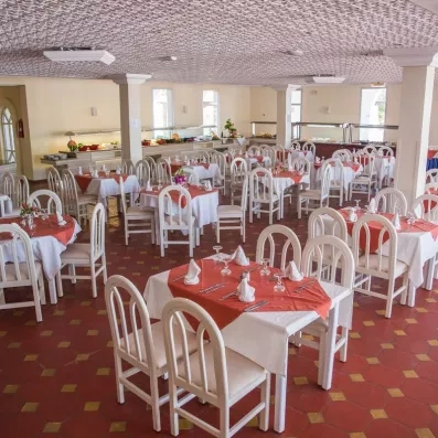 Buffet spacieux et tables dressées pour un séjour tout inclus au Mondi Club Shems à Monastir.