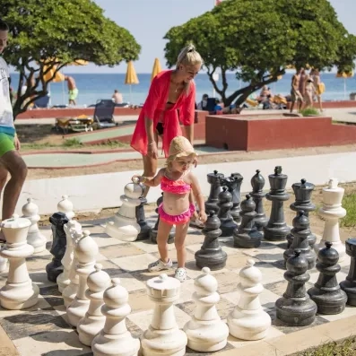 jeu d'échecs géants à l'extérieur et un petit circuit de mini golf  