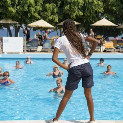 animatrice donnant un cours d'aquagym dans la piscine