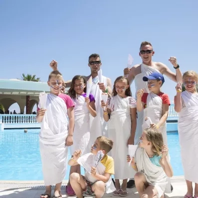 groupe d'enfants déguisés devant la piscine extérieur 