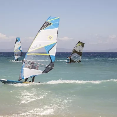 3 planches à voile sur la mer