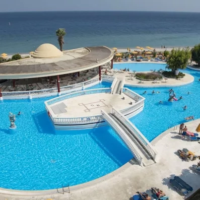 vue aérienne piscine extérieur avec allée vers le bar sur la plage, vue sur mer