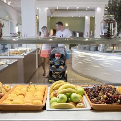 buffet avec plusieurs types de fruits et de desserts 