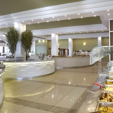 salle de restaurant avec un buffet diversifié et un comptoir avec vaisselles 