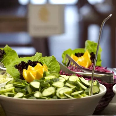 un bowl de saladiers de crudités au buffet du restaurant