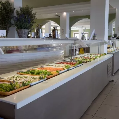 buffet du restaurant avec différents types de salades