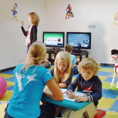 Club enfant avec animateurs et jeux vidéo pour des vacances en famille au Tropitel Sahl Hasheesh Hurghada.