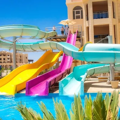 Parc aquatique avec toboggans colorés et piscine pour un séjour balnéaire ludique à Hurghada, Égypte.