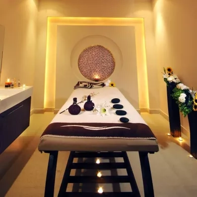 Centre de bien-être et spa luxueux avec table de massage au Tropitel Sahl Hasheesh Hurghada, Égypte.