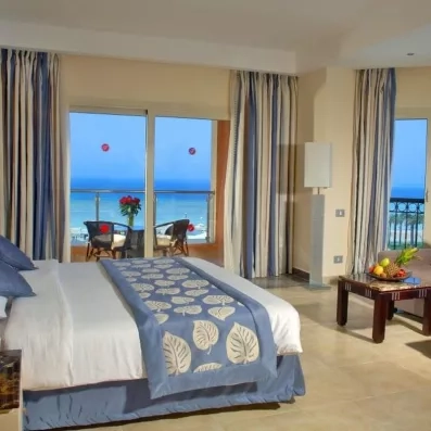 Chambre spacieuse vue mer avec balcon privé, séjour balnéaire tout compris à l'hôtel Tropitel Égypte 5*.