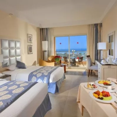 Chambre double premium avec vue mer, petit-déjeuner gourmand et balcon panoramique au Tropitel Hurghada Égypte.
