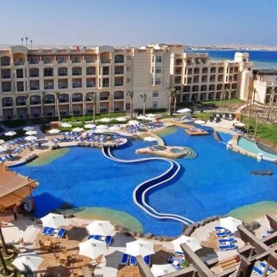 Vue panoramique piscine lagon et resort de luxe Tropitel Sahl Hasheesh 5* à Hurghada, Égypte.