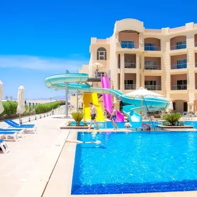 Parc aquatique avec toboggans colorés pour séjour famille au Tropitel Sahl Hasheesh 5* en Égypte.