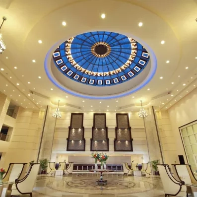 Hall de réception luxueux avec dôme bleu au Tropitel Sahl Hasheesh 5*, voyage haut de gamme.