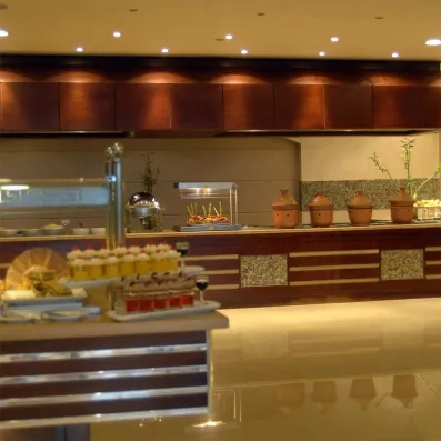 Buffet à volonté et spécialités orientales servies dans le restaurant principal du Tropitel Sahl Hasheesh Hurghada.