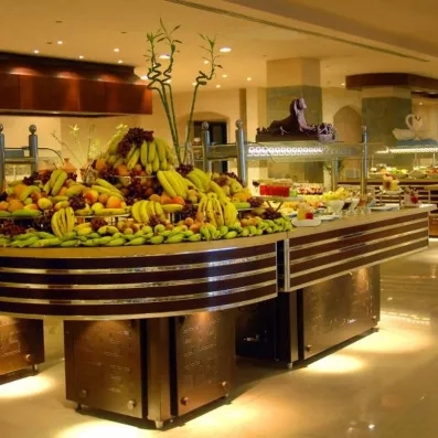 Large sélection de fruits frais et desserts au buffet riche de l'hôtel Tropitel 5* en Égypte.