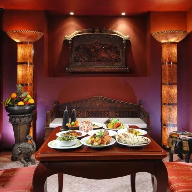 Dîner aux saveurs du monde et cuisine locale dans le restaurant à la carte du Tropitel Égypte.