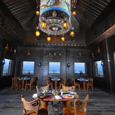 Restaurant thématique en bois avec vue sur la Mer Rouge pour un voyage culinaire unique à Hurghada.