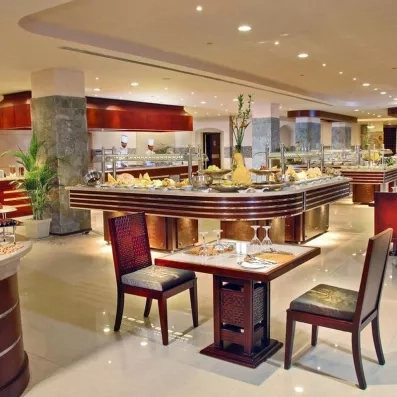 Salle de restauration élégante et buffet international varié pour un séjour tout compris au Tropitel Égypte.