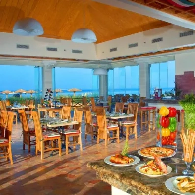 Restaurant de plage avec terrasse panoramique proposant une cuisine méditerranéenne face à la mer à Hurghada.