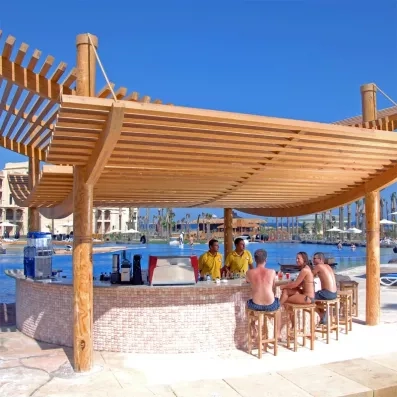 Bar de piscine extérieur sous pergola en bois, idéal pour se rafraîchir durant vos vacances en Égypte.
