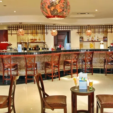 Bar lounge intérieur au design moderne avec cocktails et ambiance relaxante à l'hôtel Tropitel 5* Hurghada.