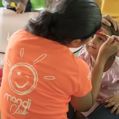 activité enfant avec un animateur mondi club