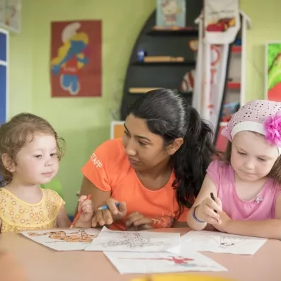 activité enfant avec un animateur mondi club