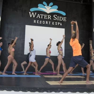 cours de yoga en extérieur sur la scène 