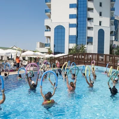 aquagym dans la piscine principal de l'hôtel
