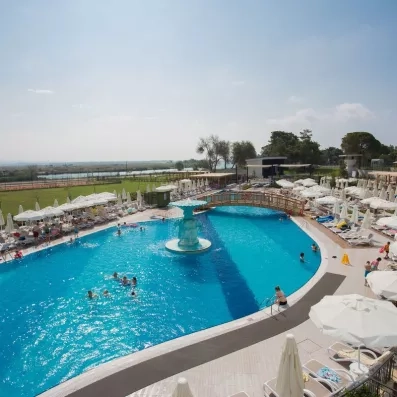 vue de la piscine et des transats