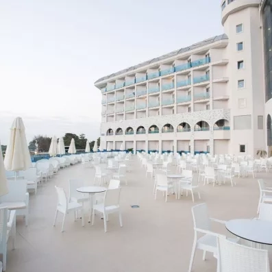 bar sur la terrasse extérieur de l'hôtel