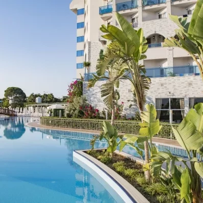 piscine extérieur avec vue sur le jardin et sur l'hôtel